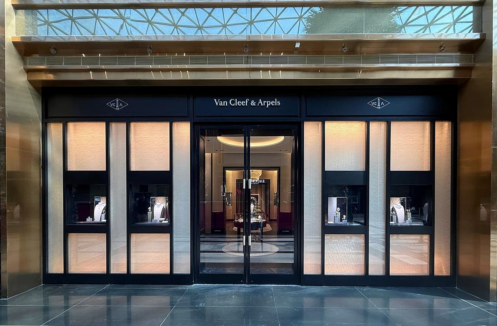 Van Cleef & Arpels, Avenues Mall, Kuwait — 3