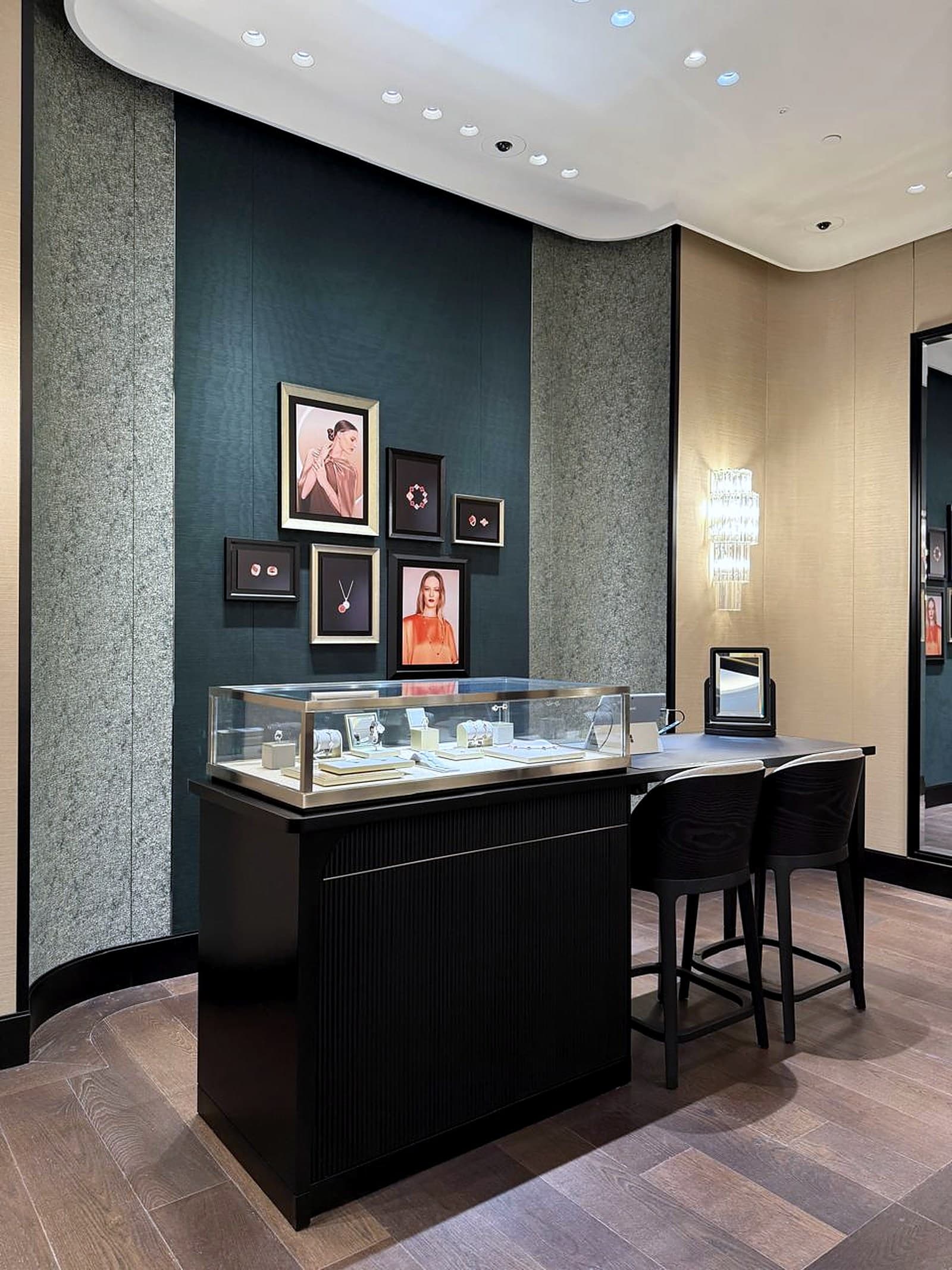 Van Cleef & Arpels, Avenues Mall, Kuwait — 9